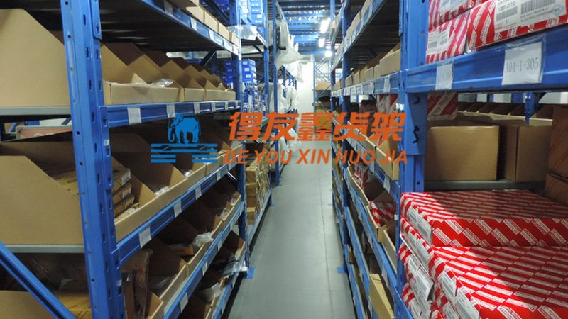 在汽车照明系统中，日行灯和雾灯是两种常见的辅助照明设备。它们在功能上有所区别：